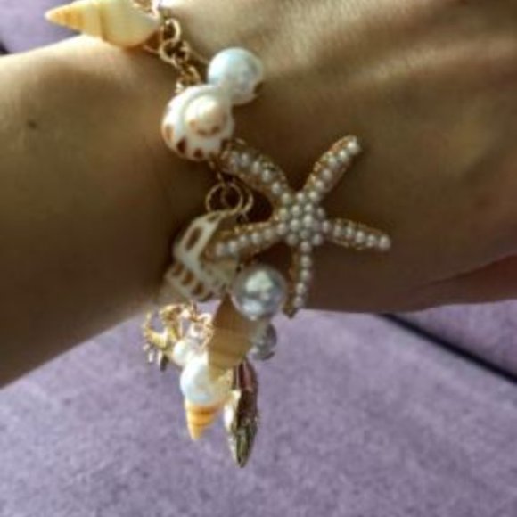 Seashell Bracelet Gold Tone Starfish Shells Charms - Picture 2 of 5